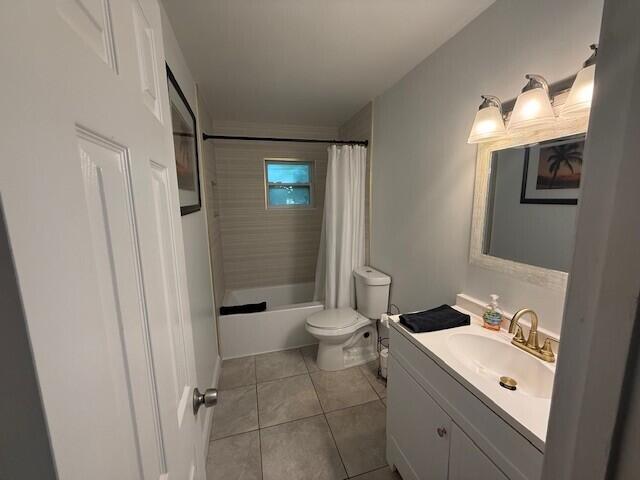 325 Southwest 4th Avenue Delray Beach, FL 33444 - Photo 9 of 16 a bathroom with a sink a toilet and shower