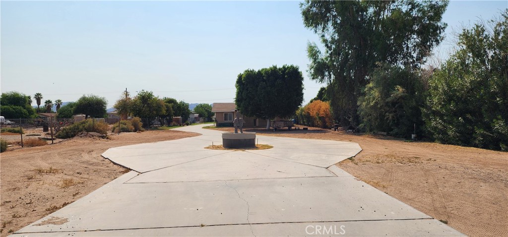 690 Riviera Drive Blythe, CA 92225 - Photo 2 of 50 Driveway