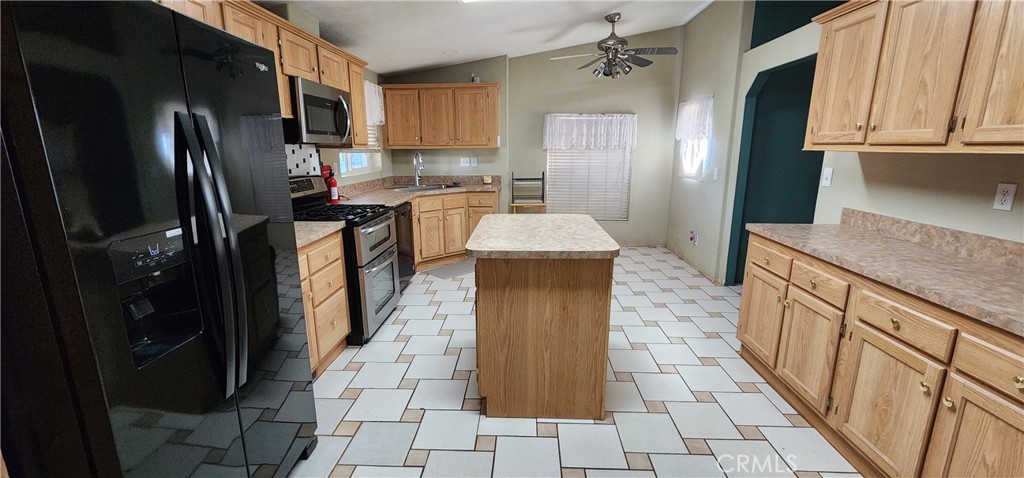 690 Riviera Drive Blythe, CA 92225 - Photo 29 of 50 Kitchen