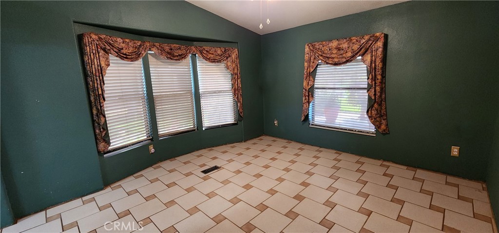 690 Riviera Drive Blythe, CA 92225 - Photo 31 of 50 Dining room