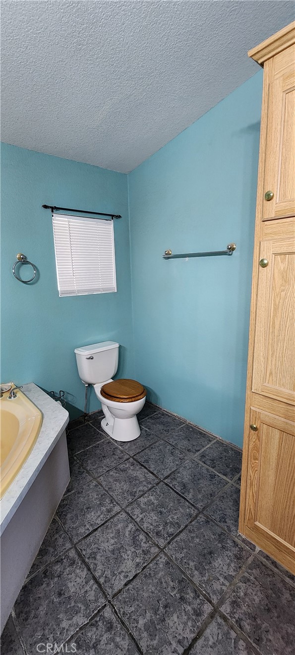 690 Riviera Drive Blythe, CA 92225 - Photo 37 of 50 Master bathroom