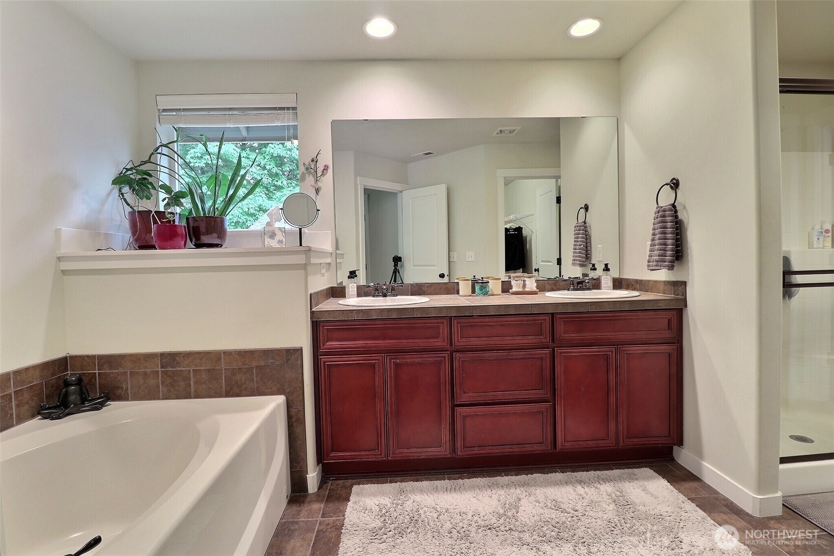 19776 Mountain Ridge Road Southeast Monroe, WA 98272 - Photo 20 of 40 a bathroom with a tub sink and mirror