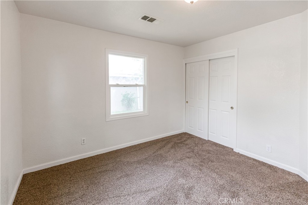 789 Yosemite Parkway Merced, CA 95340 - Photo 11 of 19 an empty room with windows