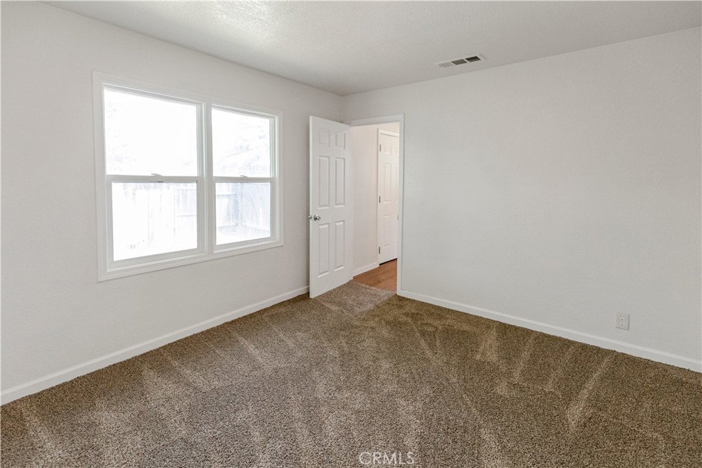 789 Yosemite Parkway Merced, CA 95340 - Photo 12 of 19 an empty room with a window