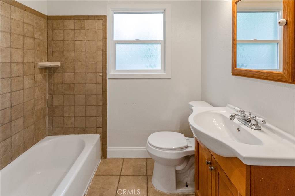 789 Yosemite Parkway Merced, CA 95340 - Photo 14 of 19 a bathroom with a sink a toilet and bathtub