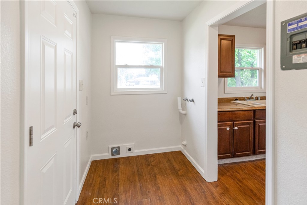 789 Yosemite Parkway Merced, CA 95340 - Photo 15 of 19 a bathroom with a sink and a window