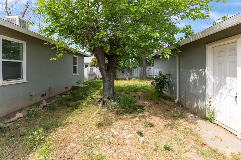 789 Yosemite Parkway Merced, CA 95340 - Photo 17 of 19 a backyard of a house with lots of green space