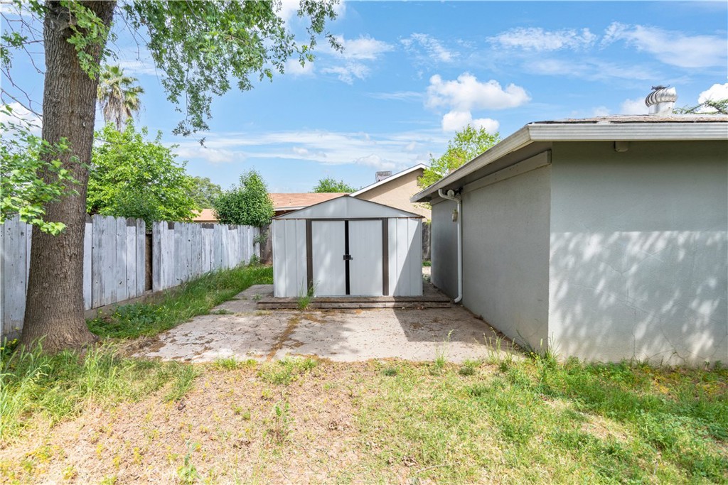 789 Yosemite Parkway Merced, CA 95340 - Photo 18 of 19 a backyard of a house with wooden fence