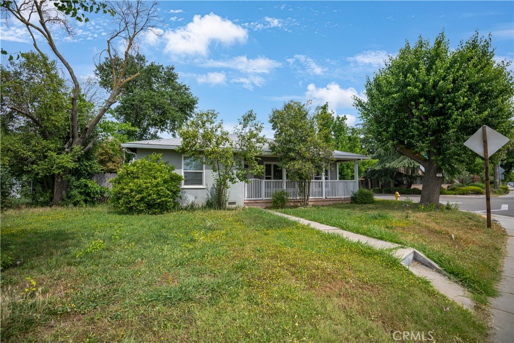 789 Yosemite Parkway Merced, CA 95340 - Photo 2 of 19 a front view of a house with a yard