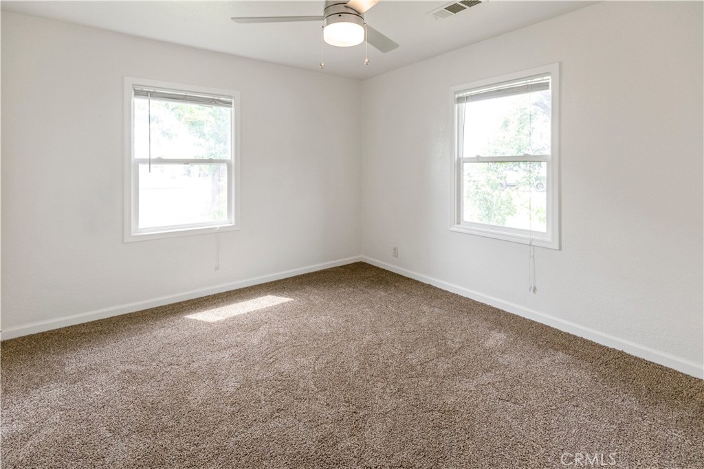 789 Yosemite Parkway Merced, CA 95340 - Photo 8 of 19 an empty room with a window