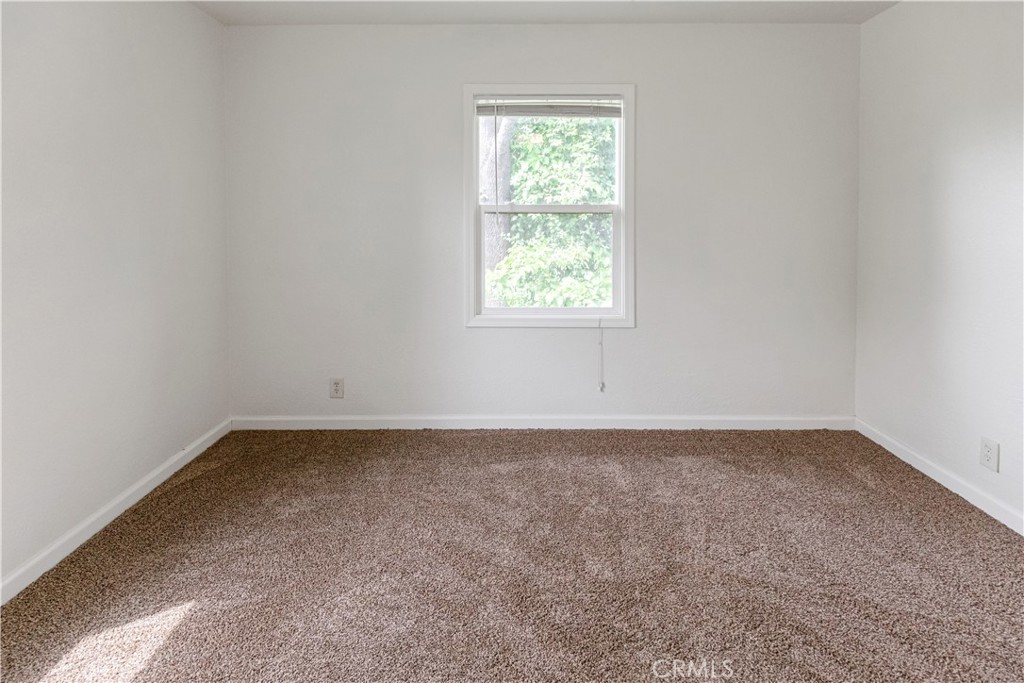 789 Yosemite Parkway Merced, CA 95340 - Photo 9 of 19 an empty room with a window
