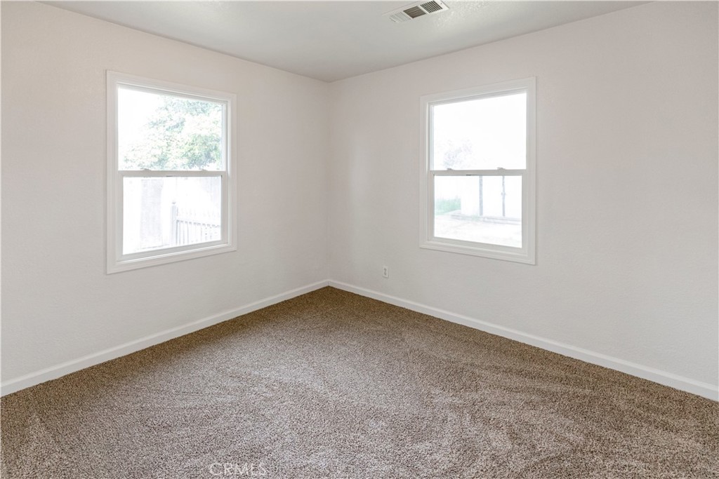 789 Yosemite Parkway Merced, CA 95340 - Photo 10 of 19 an empty room with a window