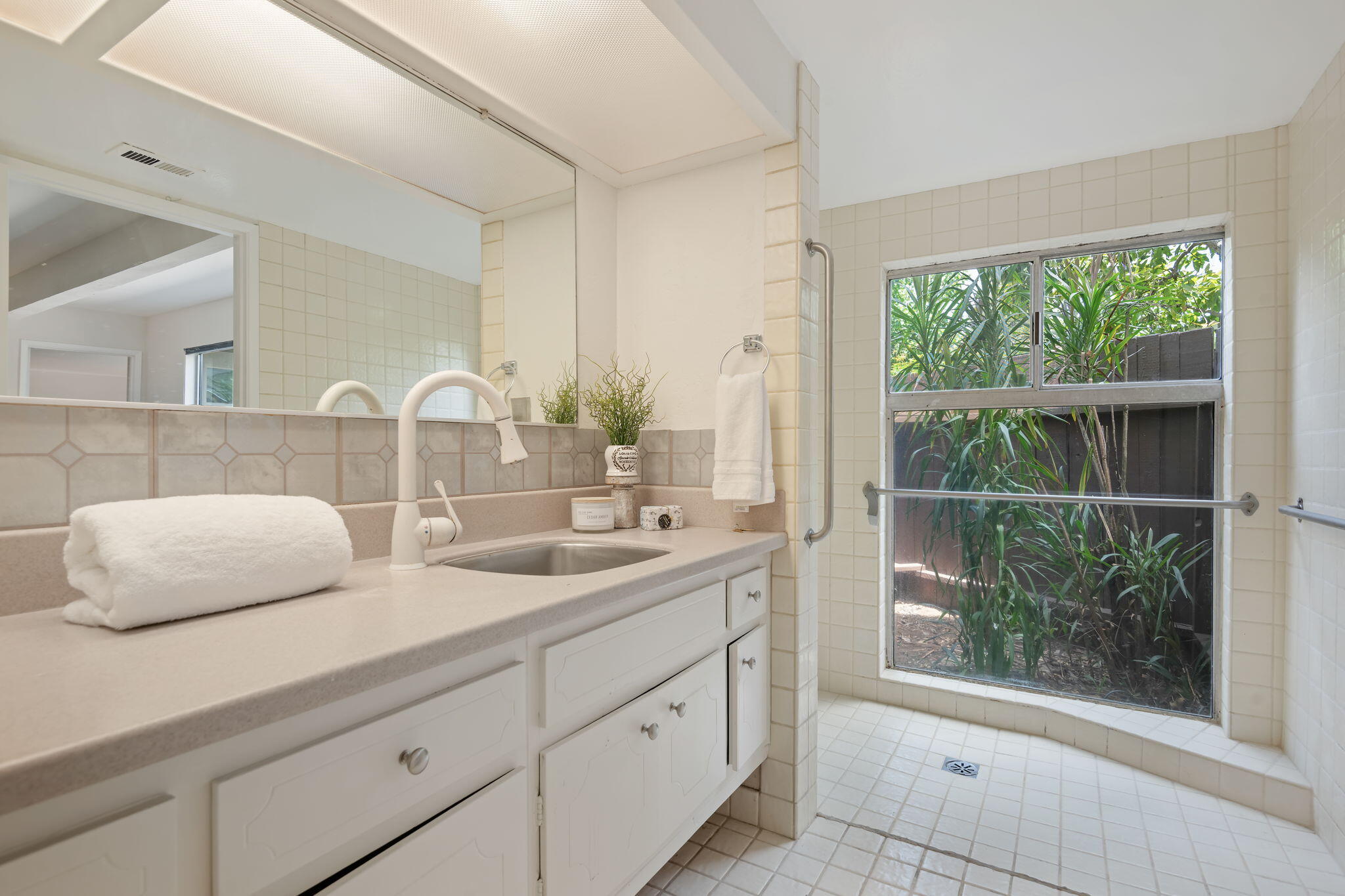 875 Norma Way Santa Barbara, CA 93111 - Photo 31 of 33 Guest Quarters Bathroom