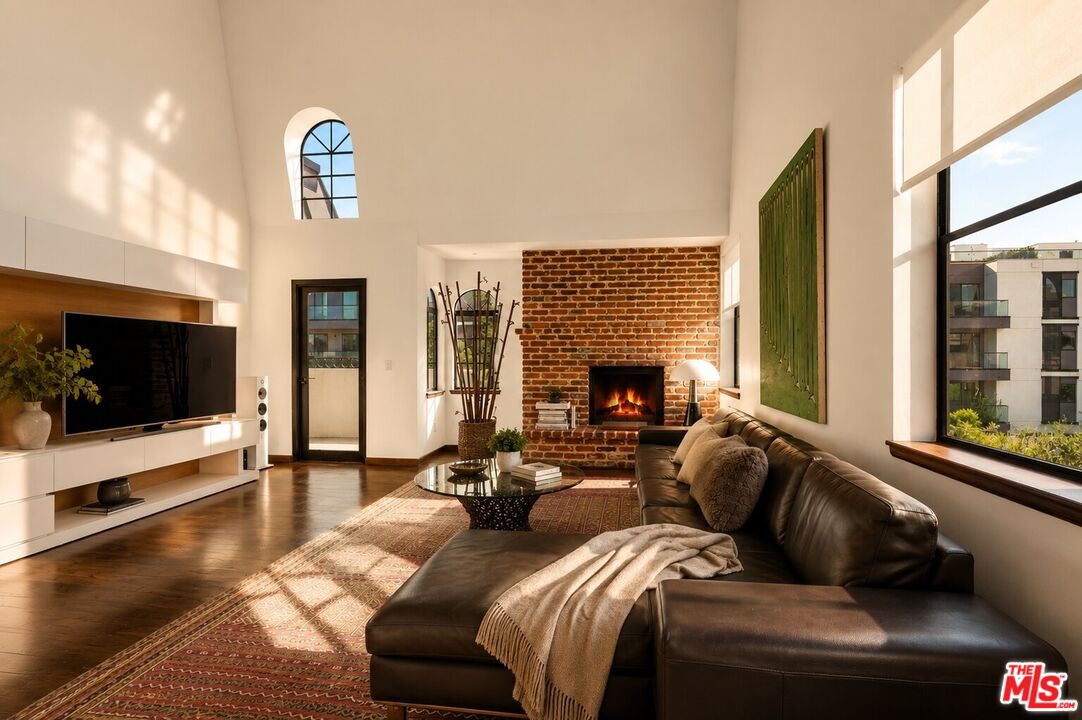 432 South Hamel Road, Unit 303 Los Angeles, CA 90048 - Photo 1 of 26