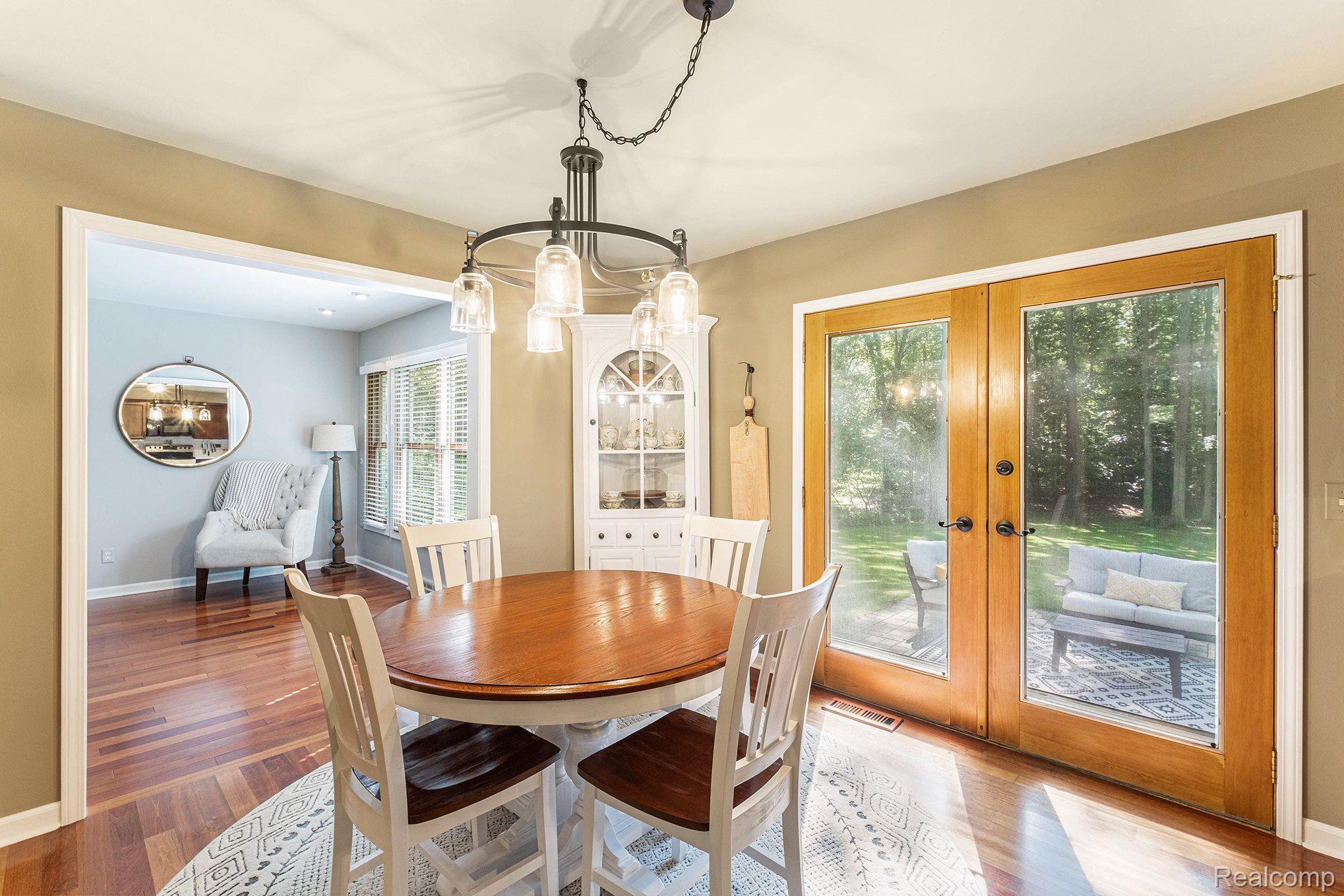 11410 Foley Road Fenton, MI 48430 - Photo 13 of 32 Dining area with french doors.
