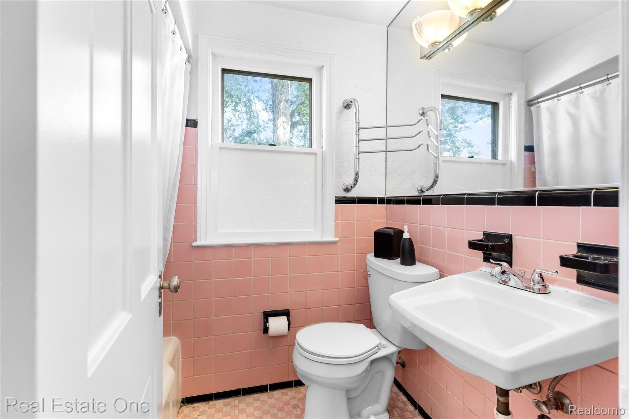 1186 Harvard Road Berkley, MI 48072 - Photo 18 of 26 classic mid-century tiled bathroom