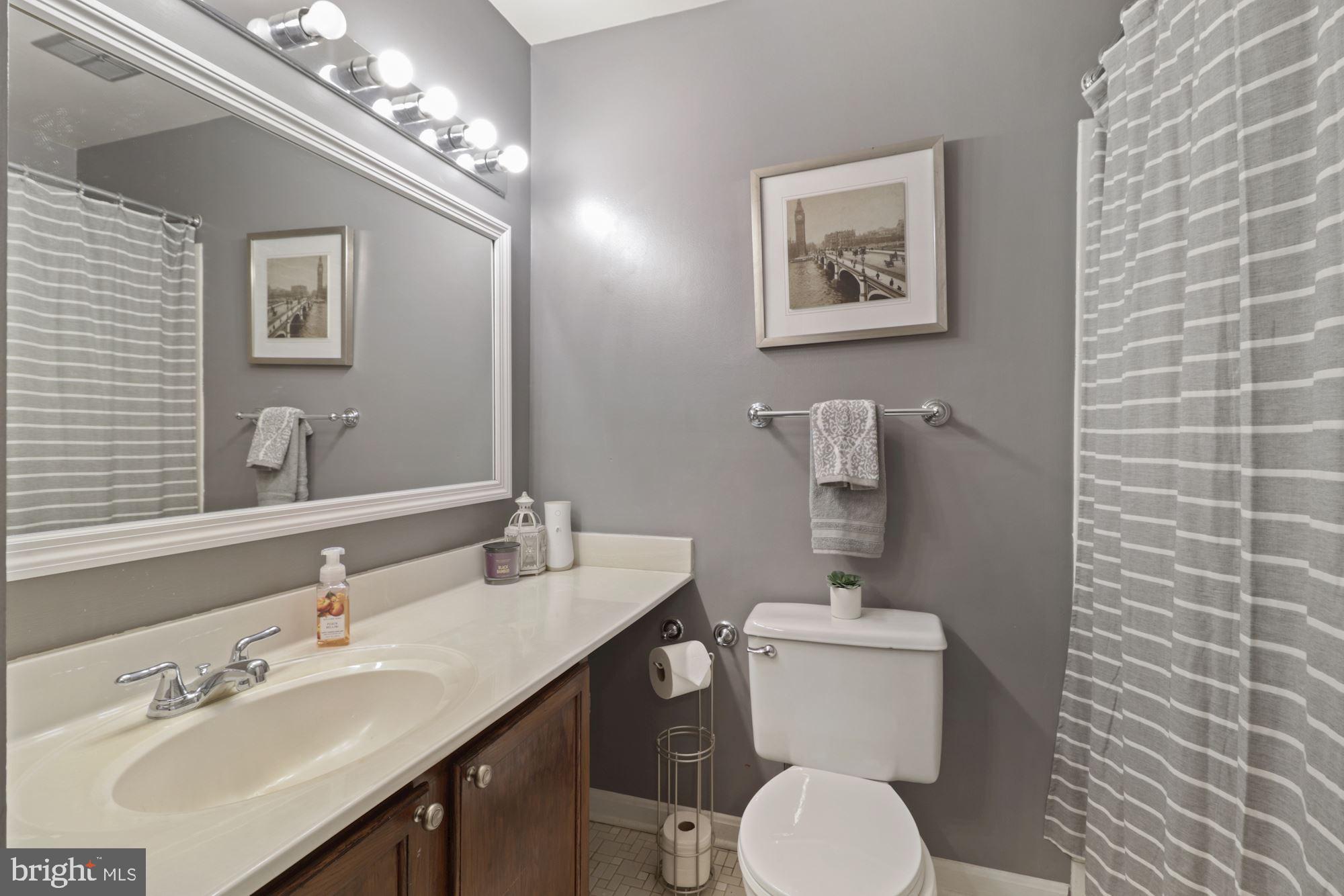 18 Winehurst Road Catonsville, MD 21228 - Photo 21 of 35 Upstairs hall bath