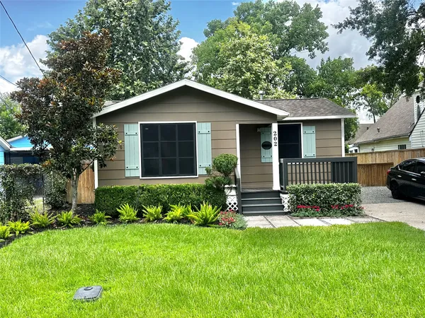 $404,000 | 202 Fannin Street, Tomball, TX 77375