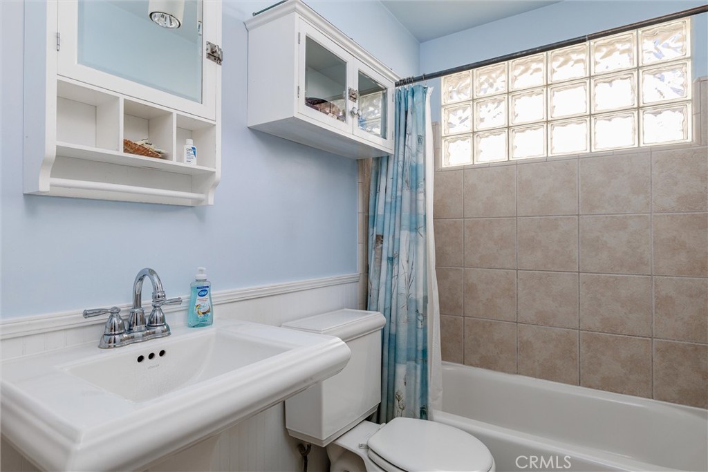 2850 Studio Drive Cayucos, CA 93430 - Photo 22 of 54 a bathroom with a sink toilet and shower