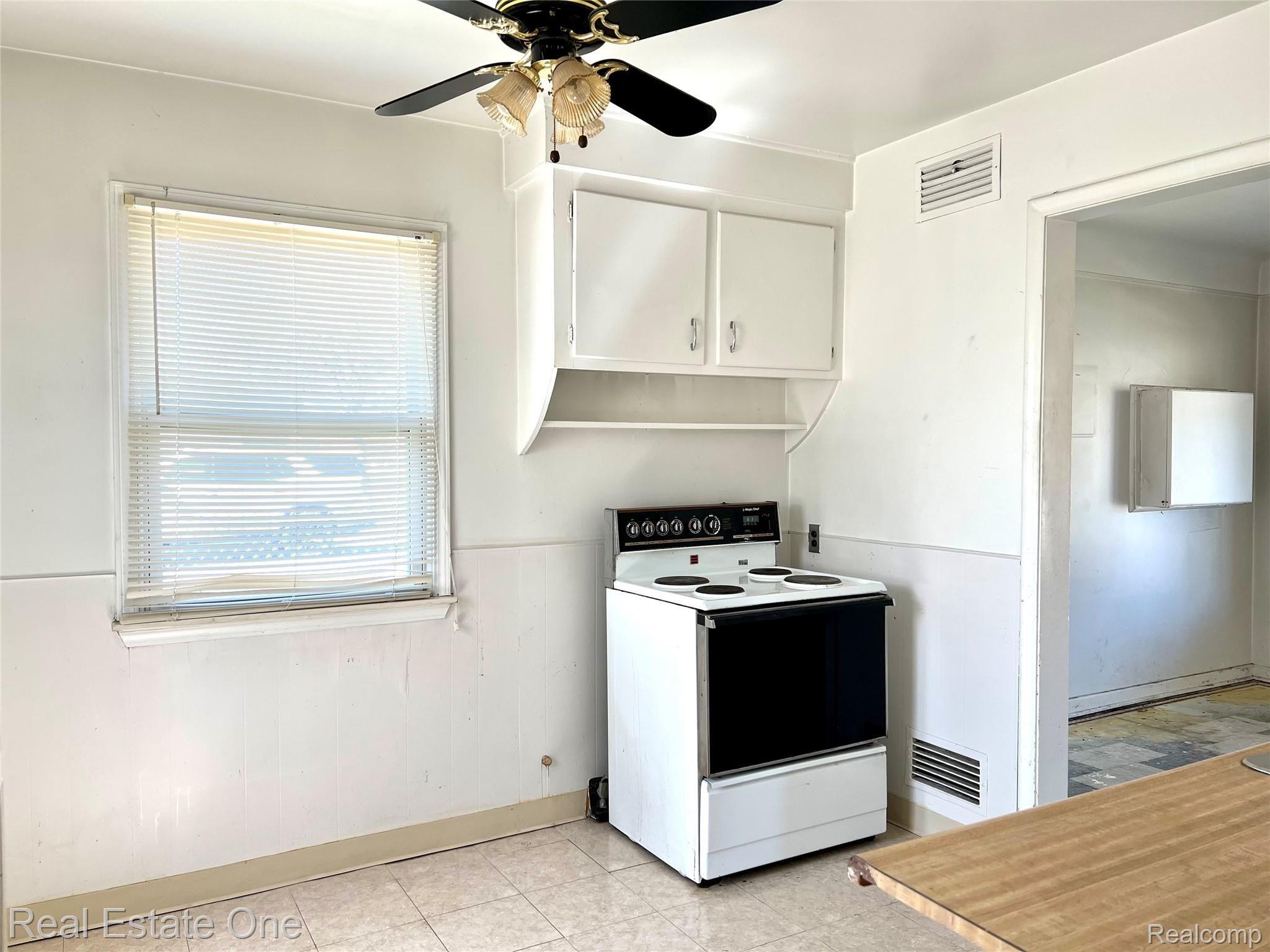 2825 Normandy Road Royal Oak, MI 48073 - Photo 9 of 18 IMG_3781.jpg