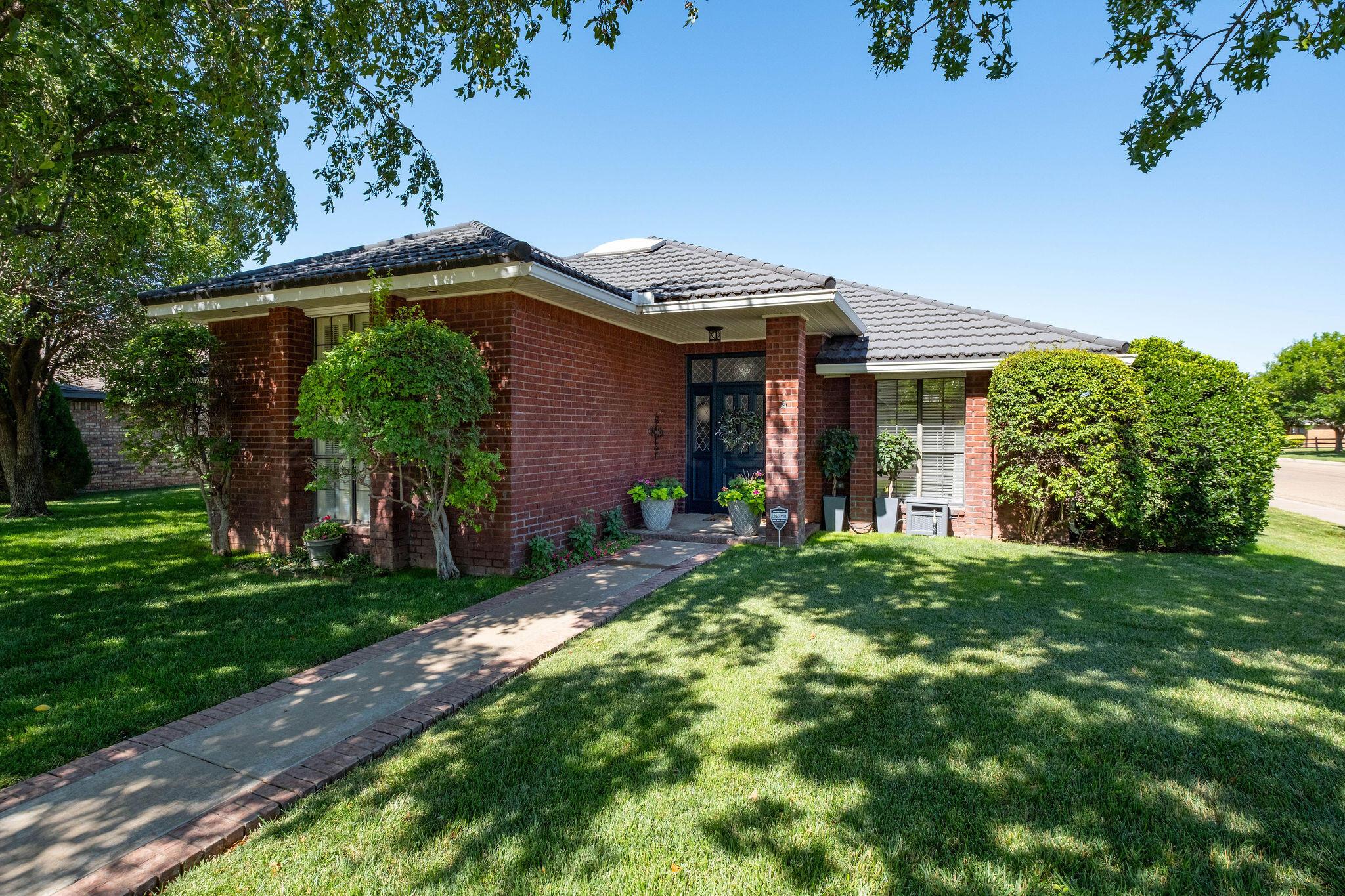 4400 Baltus Place Amarillo, TX 79121 - Photo 4 of 39 a front view of a house with garden