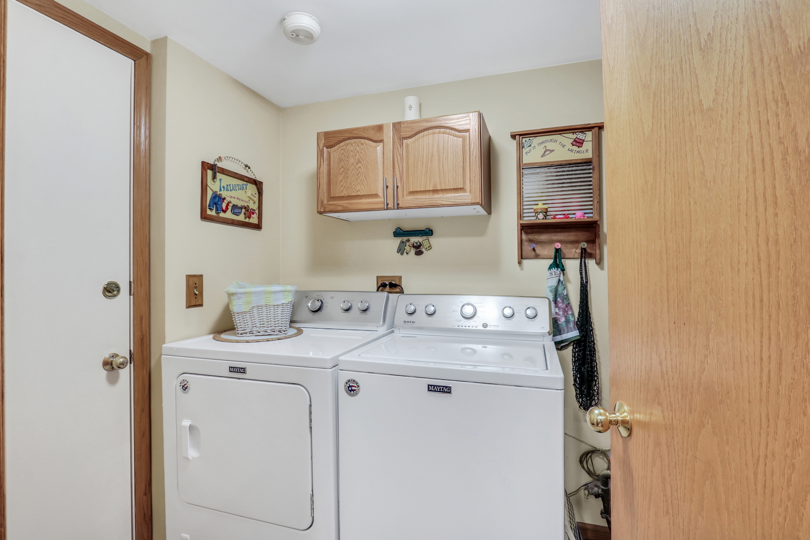 2101 Peach Tree Lane Algonquin, IL 60102 - Photo 15 of 24 a utility room with dryer and washer