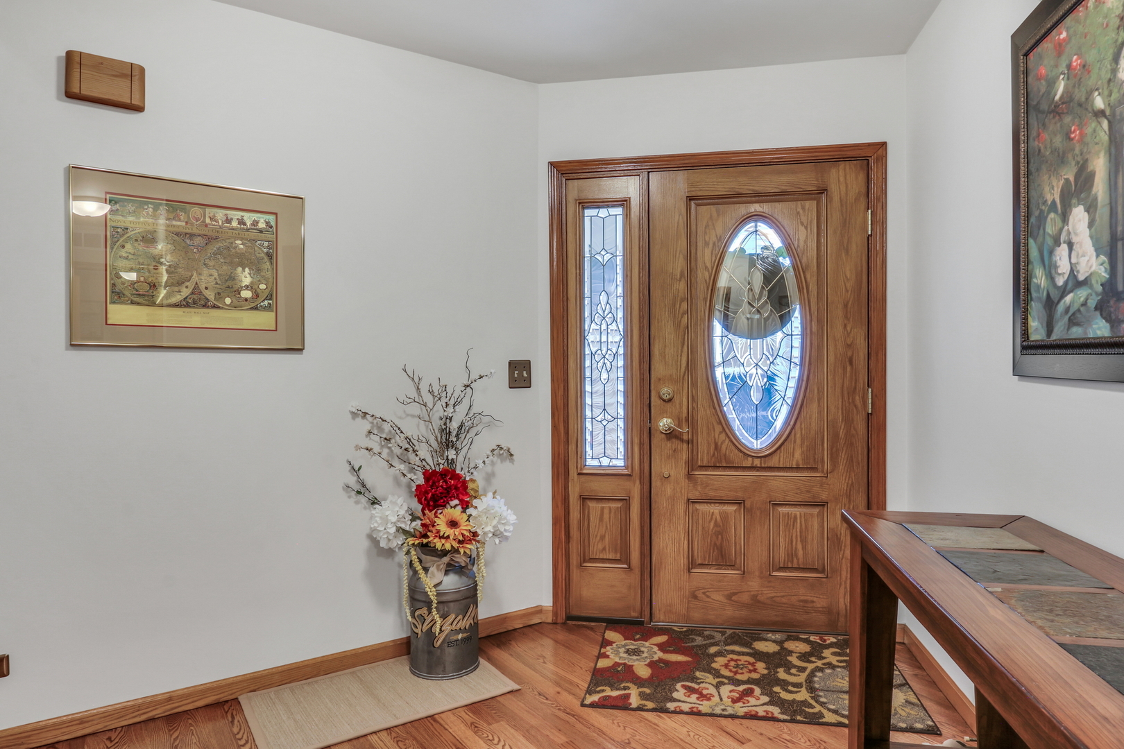 2101 Peach Tree Lane Algonquin, IL 60102 - Photo 3 of 24 a living room with furniture and a potted plant