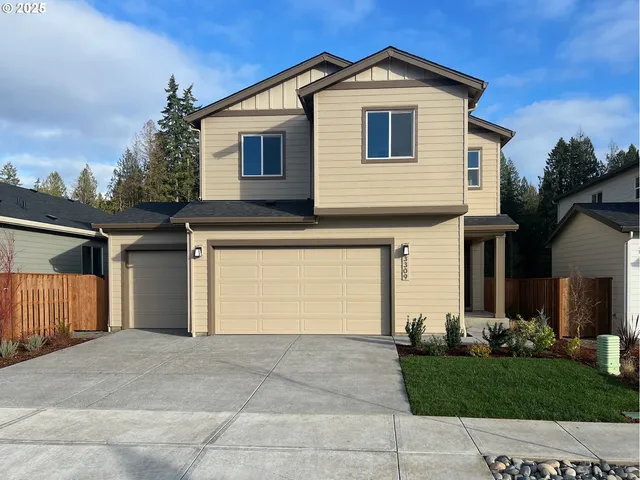 a view of backyard of the house