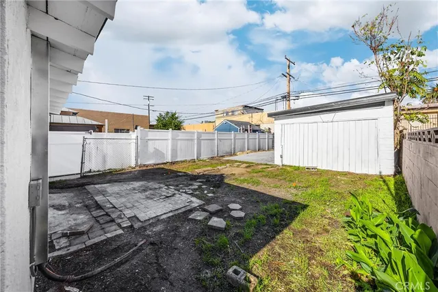 a view of a backyard