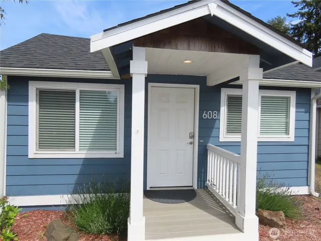 a view of a house with a yard