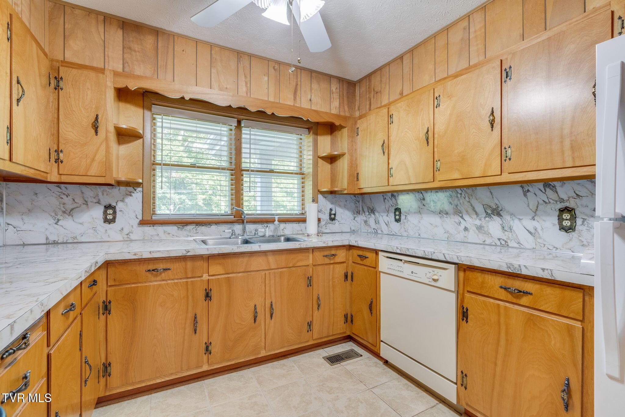 312 Packing House Road Kingsport, TN 37660 - Photo 10 of 30 010