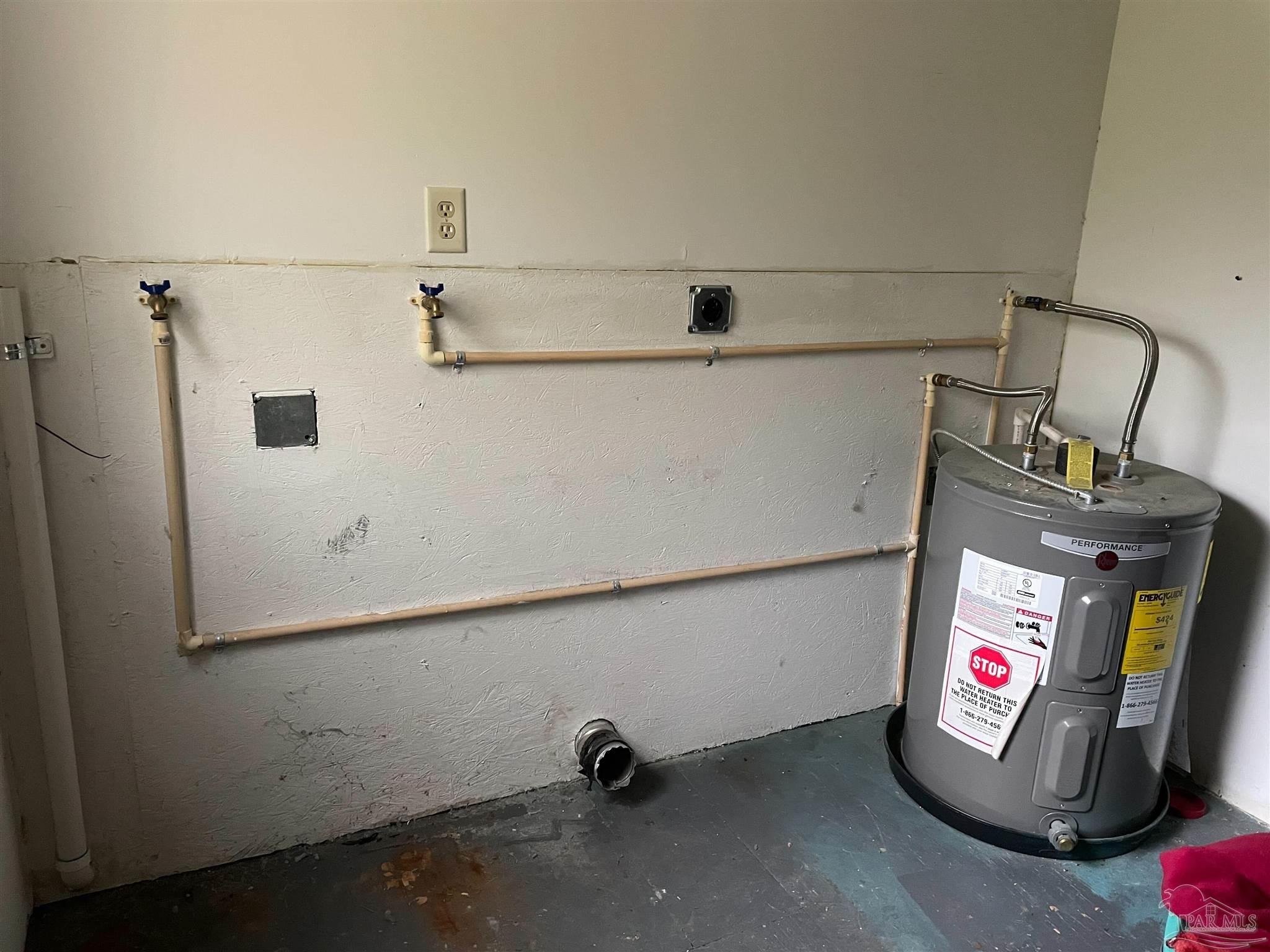 451 East Cane Avenue Crestview, FL 32539 - Photo 16 of 22 a utility room with dryer and washer