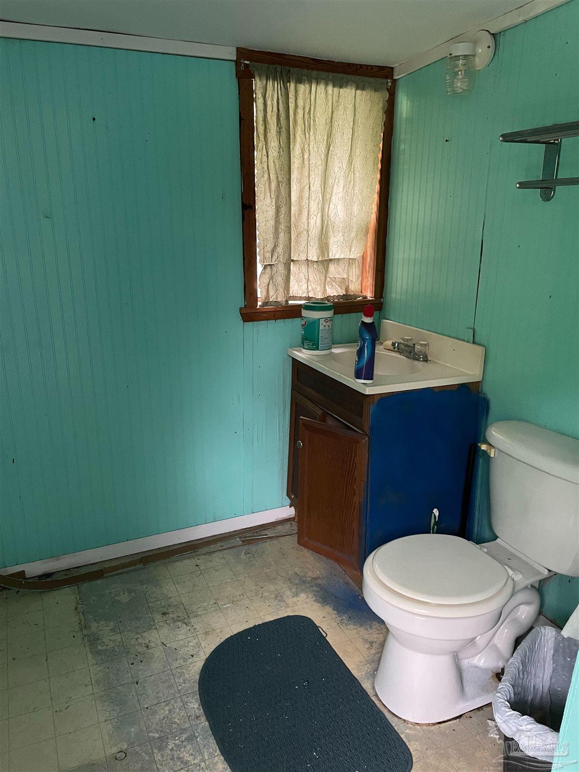 451 East Cane Avenue Crestview, FL 32539 - Photo 5 of 22 a bathroom with a toilet a sink and mirror