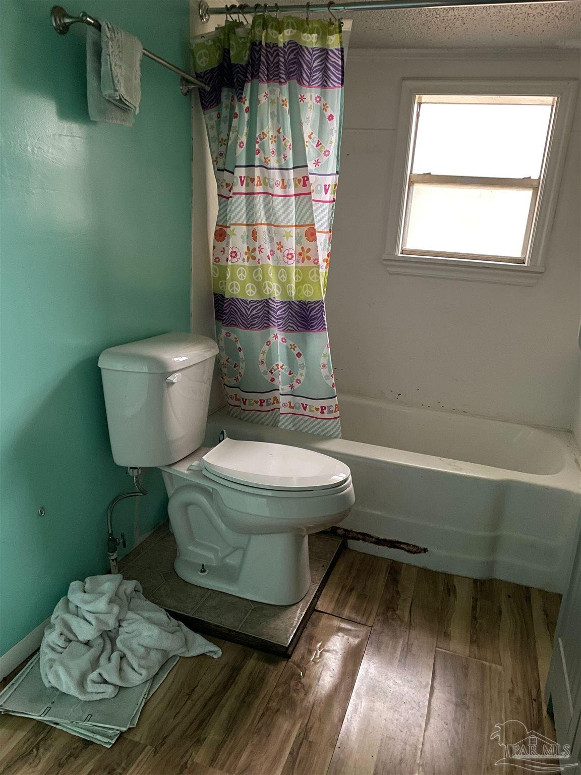 451 East Cane Avenue Crestview, FL 32539 - Photo 10 of 22 a bathroom with a sink toilet and shower