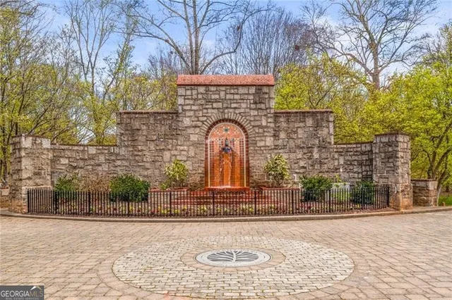 a street sign on the side of building