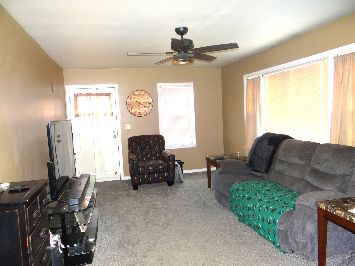 831 Douglas Street Morris, IL 60450 - Photo 4 of 18 a living room with furniture and a window