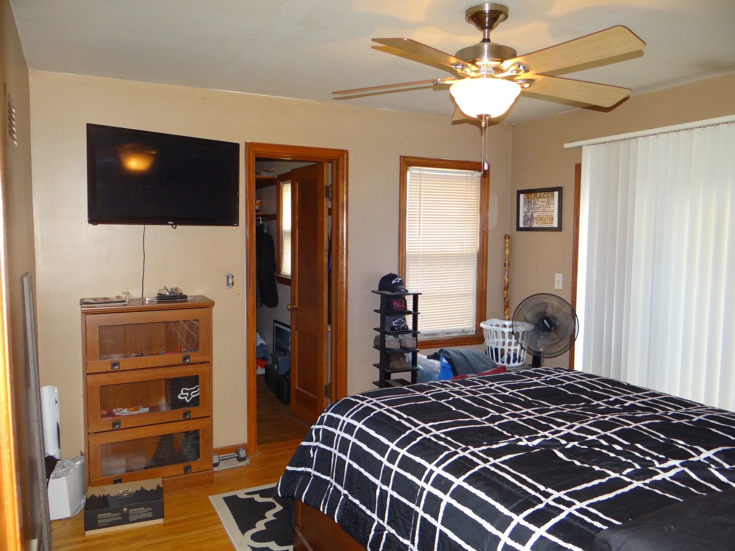 831 Douglas Street Morris, IL 60450 - Photo 7 of 18 a bedroom with a bed and a flat tv screen