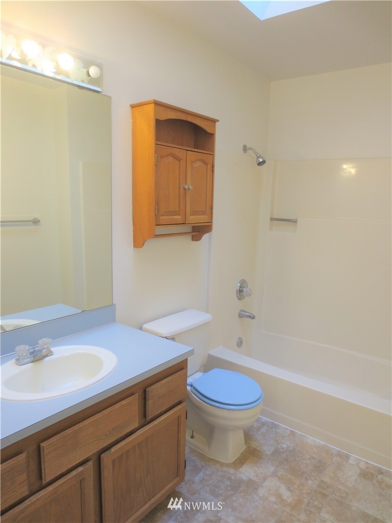 2137 Southeast 8th Place Renton, WA 98057 - Photo 8 of 19 Gallery Image 8