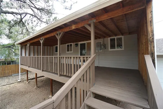 a view of a backyard