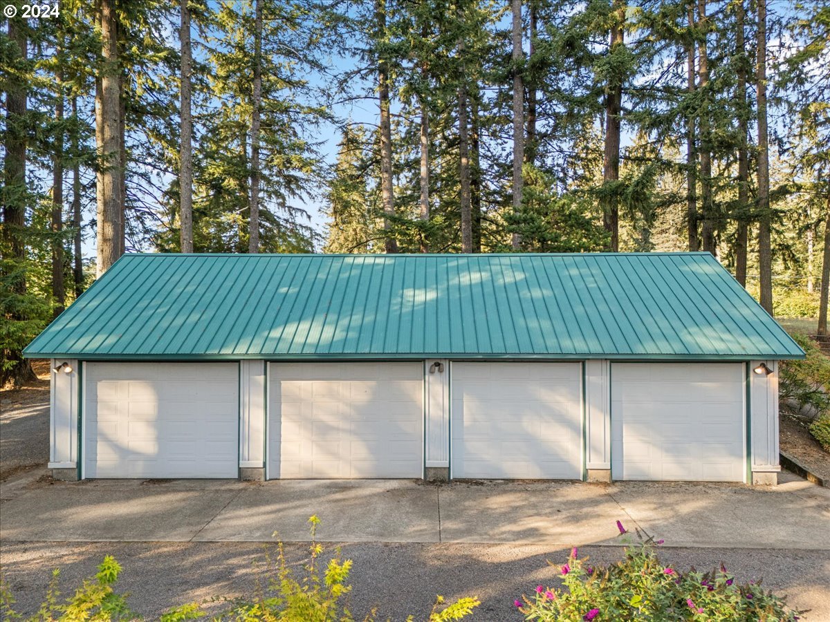 18650 South Lyons Road Oregon City, OR 97045 - Photo 37 of 47 a backyard of a house