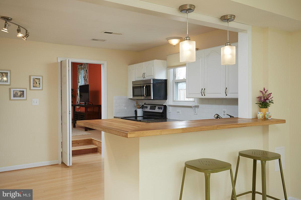 14706 Featherstone Road Woodbridge, VA 22191 - Photo 4 of 30 Breakfast bar