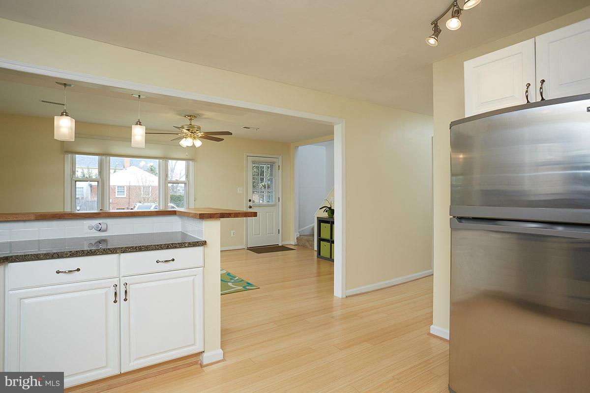 14706 Featherstone Road Woodbridge, VA 22191 - Photo 7 of 30 Kitchen