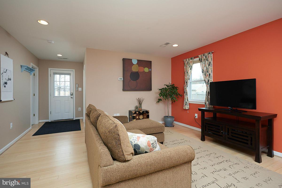 14706 Featherstone Road Woodbridge, VA 22191 - Photo 8 of 30 Family Room