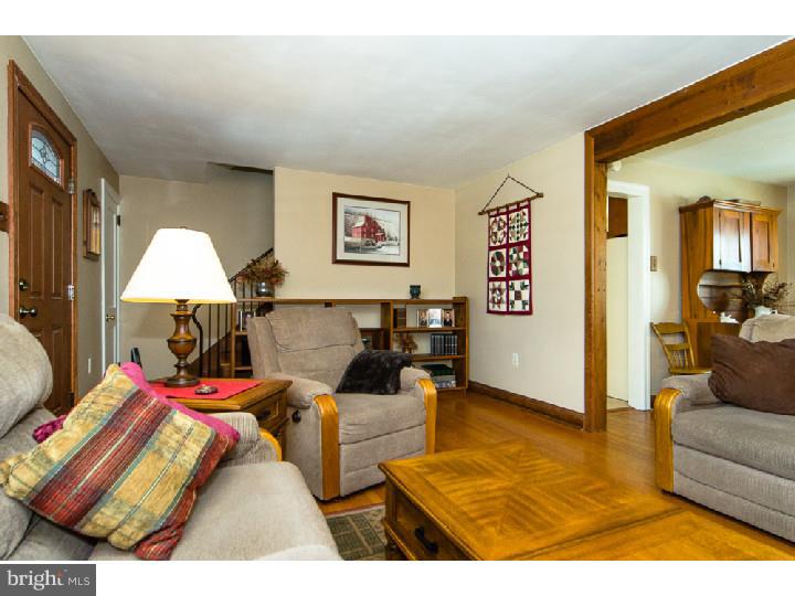 37 Home Road Hatboro, PA 19040 - Photo 12 of 25 Living Room