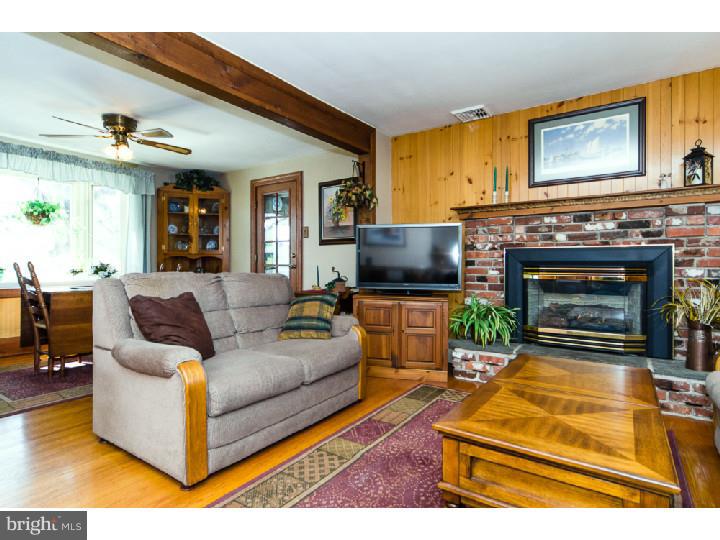 37 Home Road Hatboro, PA 19040 - Photo 13 of 25 Living Room