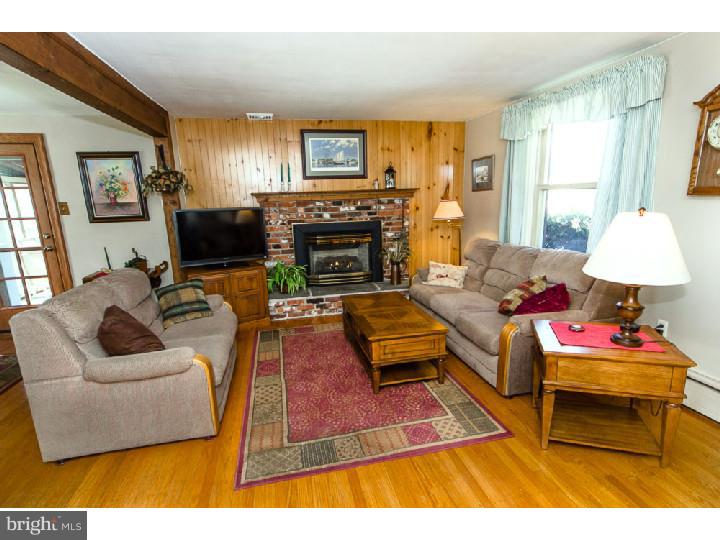 37 Home Road Hatboro, PA 19040 - Photo 14 of 25 Living Room