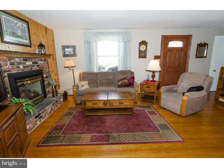 37 Home Road Hatboro, PA 19040 - Photo 15 of 25 Living Room