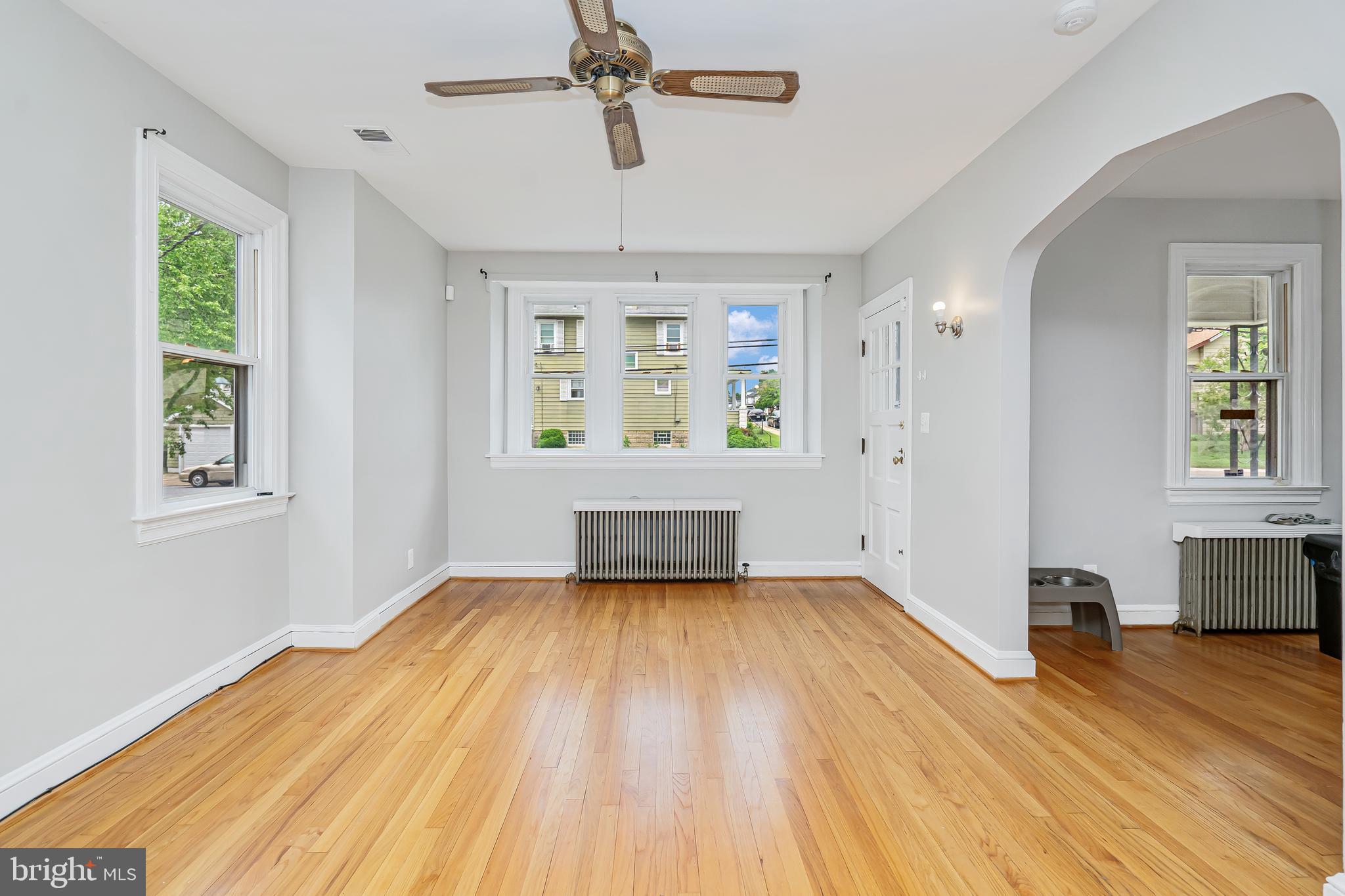 5311 Highview Road Halethorpe, MD 21227 - Photo 6 of 34 Relax in the Bright and Airy Living Room