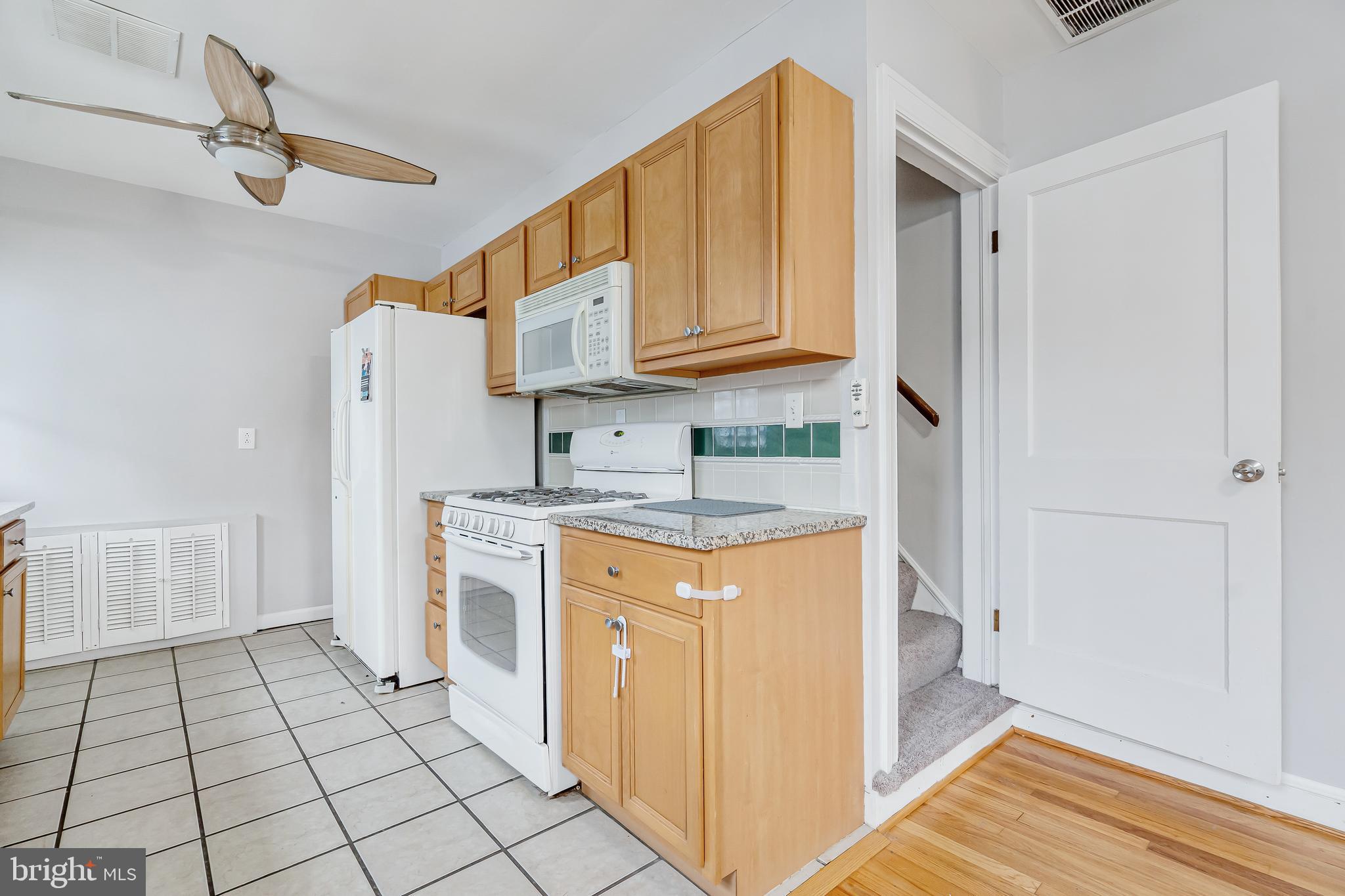 5311 Highview Road Halethorpe, MD 21227 - Photo 10 of 34 Kitchen with Modern Appliances