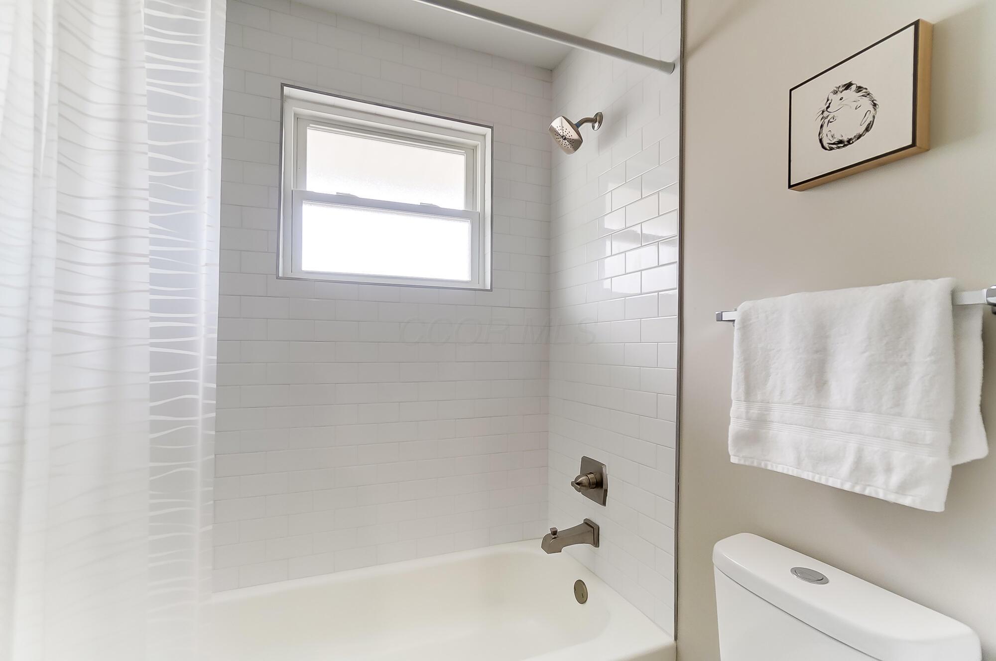 2777 Hillgate Road Columbus, OH 43207 - Photo 15 of 38 Full Bathroom